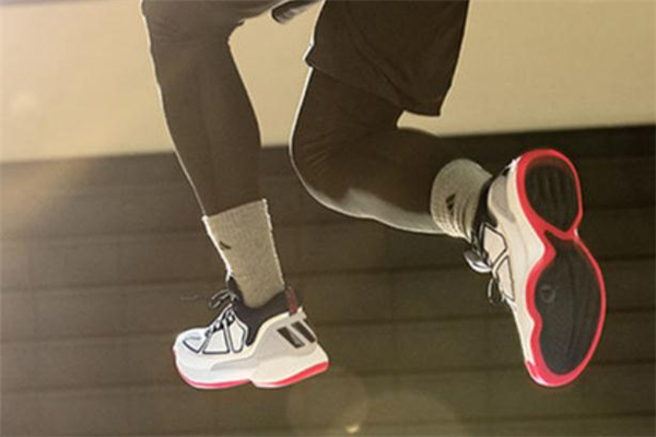 阿迪達(dá)斯羅斯10實(shí)戰(zhàn)測評(píng) 羅斯10和羅斯9哪個(gè)好