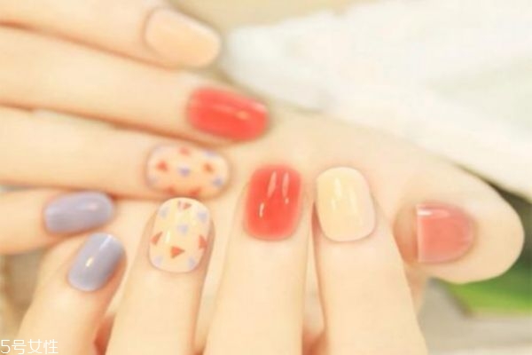 在家做美甲的基礎(chǔ)步驟 如何正確的做法式美甲 在家做美甲的基礎(chǔ)步驟 如何正確的做法式美甲