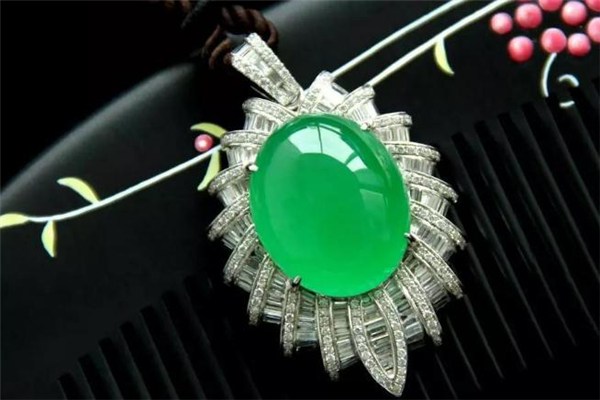玻璃種翡翠可以佩戴嗎 玻璃種翡翠買(mǎi)回來(lái)怎么處理