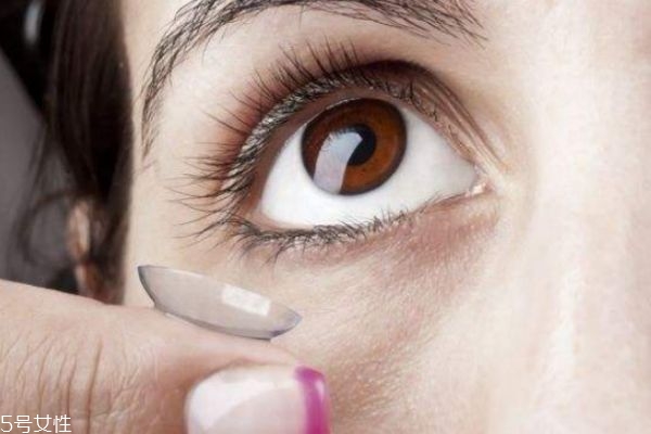美瞳最多戴幾個小時 美瞳戴反了會怎么樣 美瞳最多戴幾個小時 美瞳戴反了會怎么樣