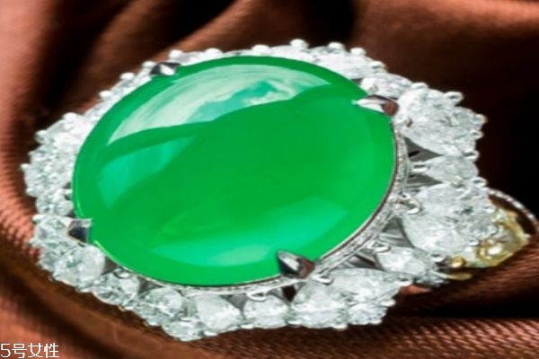 什么是翡翠呢 翡翠和和田玉的區(qū)別有什么呢 什么是翡翠呢 翡翠和和田玉的區(qū)別有什么呢