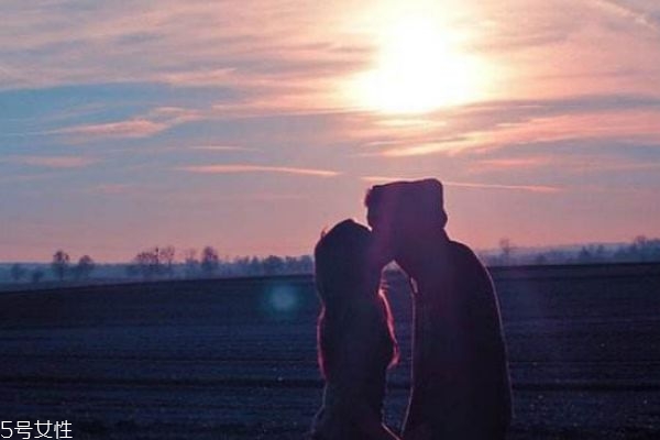 男孩談戀愛技巧 讓你在女人面前魅力四射的終極技巧