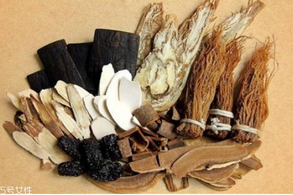 為什么有的何首烏長的像人型呢 何首烏應(yīng)該怎么挑選呢 為什么有的何首烏長的像人型呢 何首烏應(yīng)該怎么挑選呢