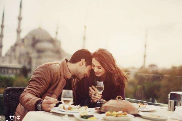 怎么試探一個(gè)女生是否喜歡你 聊天女生喜歡你的表現(xiàn) 怎么試探一個(gè)女生是否喜歡你 聊天女生喜歡你的表現(xiàn)