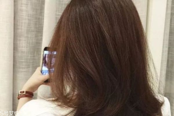 黑茶色和自然黑的區(qū)別 黑茶色與黑色頭發(fā)對(duì)比