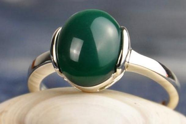 綠玉髓是什么 綠玉髓的功效與作用 綠玉髓是什么 綠玉髓的功效與作用