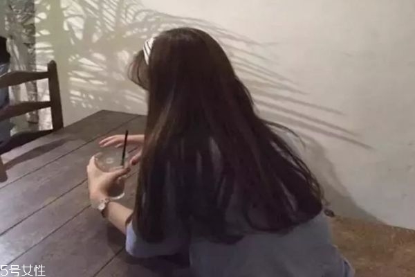 黑茶色和自然黑的區(qū)別 黑茶色與黑色頭發(fā)對(duì)比