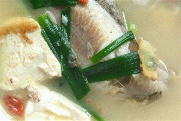 鯽魚豆腐湯放牛奶嗎 鯽魚豆腐湯怎么做湯白 鯽魚豆腐湯放牛奶嗎 鯽魚豆腐湯怎么做湯白