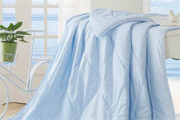 聚酯纖維夏涼被可以機(jī)洗嗎 聚酯纖維夏涼被怎么洗