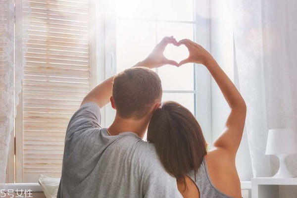 如何判斷一個(gè)男生是不是真的愛(ài)你 男人愛(ài)你的表現(xiàn)是什么 如何判斷一個(gè)男生是不是真的愛(ài)你 男人愛(ài)你的表現(xiàn)是什么