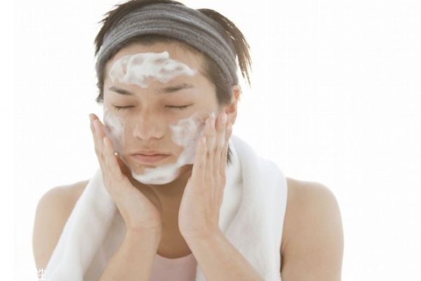 用牙膏洗臉有什么好處 牙膏洗臉有不少的好處 用牙膏洗臉有什么好處 牙膏洗臉有不少的好處