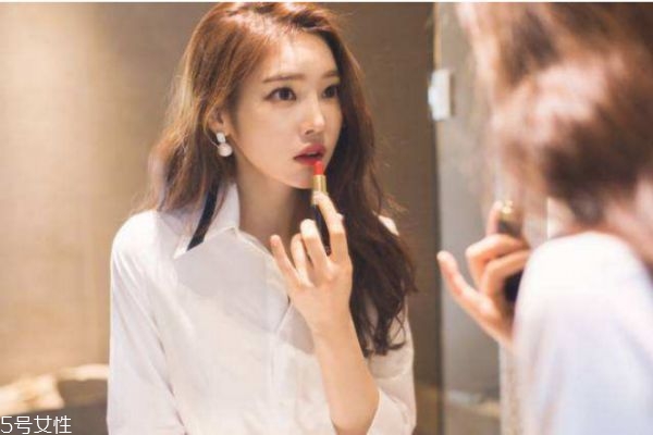 經(jīng)常涂口紅有什么危害 涂口紅時的注意事項
