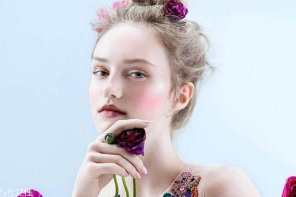 吃飯女生主動(dòng)買(mǎi)單說(shuō)明什么 女孩約會(huì)主動(dòng)付錢(qián)心理