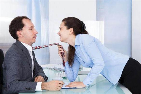 怎么追女同事 辦公室戀情怎么發(fā)展 怎么追女同事 辦公室戀情怎么發(fā)展