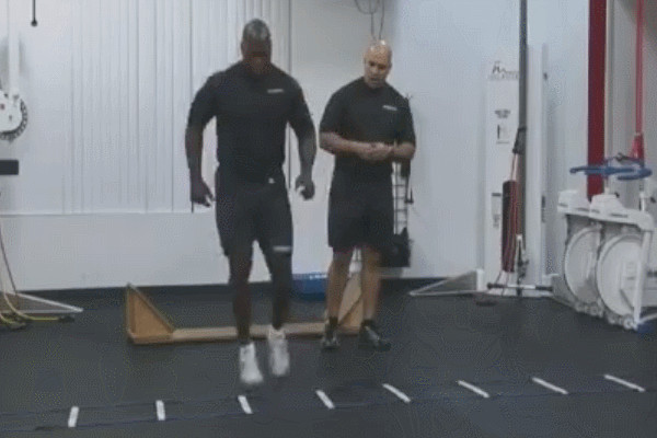 波比跳傷膝蓋嗎 波比跳主要瘦哪 波比跳傷膝蓋嗎 波比跳主要瘦哪