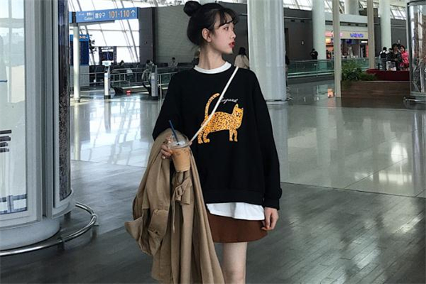 黑色衛(wèi)衣配什么裙子好看 黑色衛(wèi)衣搭配裙子圖片 黑色衛(wèi)衣配什么裙子好看 黑色衛(wèi)衣搭配裙子圖片