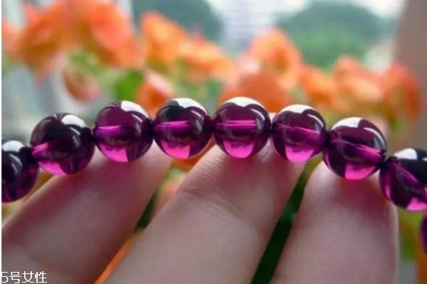 尖晶石應(yīng)該怎么保養(yǎng)呢 戴尖晶石有什么注意呢 尖晶石應(yīng)該怎么保養(yǎng)呢 戴尖晶石有什么注意呢