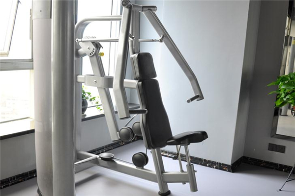 坐姿推胸怎么呼吸 坐姿推胸呼吸技巧 坐姿推胸怎么呼吸 坐姿推胸呼吸技巧