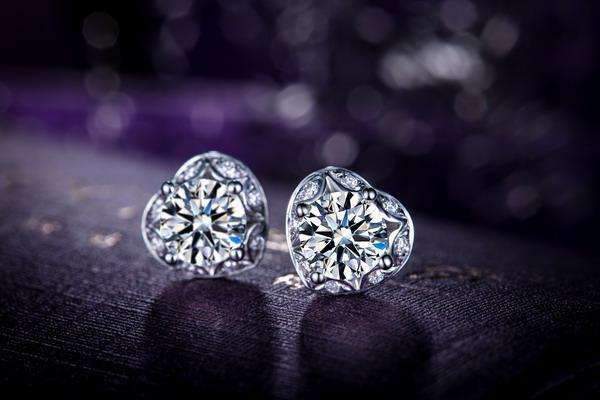 耳釘佩戴有什么的效果 耳釘的種類有哪些