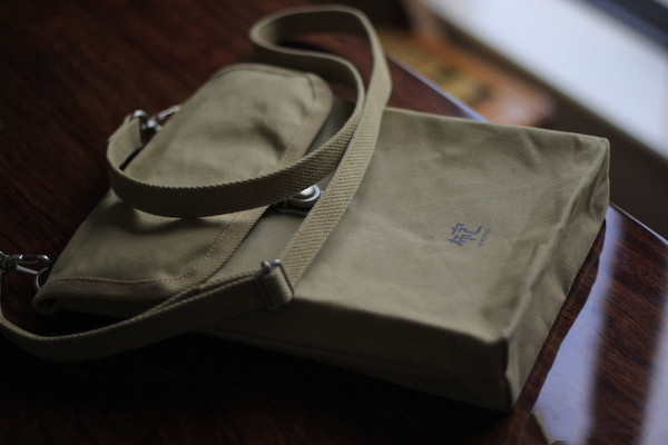 文藝范的帆布包怎么搭配 帆布包的款式 文藝范的帆布包怎么搭配 帆布包的款式