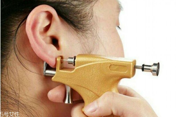 什么時(shí)候打耳洞最好了呢 打耳洞有什么要注意的嗎 什么時(shí)候打耳洞最好了呢 打耳洞有什么要注意的嗎