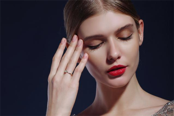 通靈珠寶和謝瑞麟哪個好 通靈珠寶和謝瑞麟對比 通靈珠寶和謝瑞麟哪個好 通靈珠寶和謝瑞麟對比