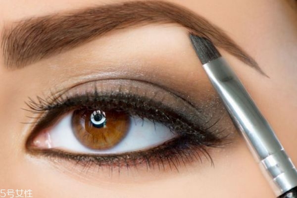 眉毛應(yīng)該怎么化呢 化眉毛有什么注意的呢