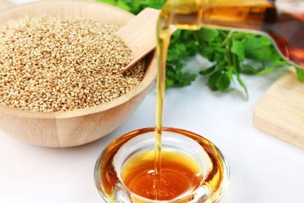 麻油有什么營(yíng)養(yǎng)價(jià)值呢 麻油可以經(jīng)常吃嗎 麻油有什么營(yíng)養(yǎng)價(jià)值呢 麻油可以經(jīng)常吃嗎