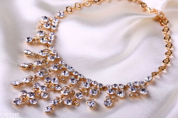 鉆石有什么顏色呢 鉆石的等級(jí)是怎么定的呢