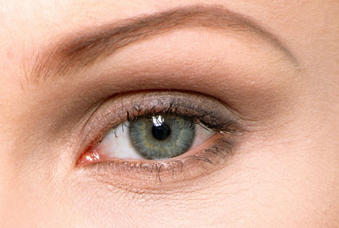 眼霜的正確涂法 涂眼霜和拍眼霜優(yōu)缺點 眼霜的正確涂法 涂眼霜和拍眼霜優(yōu)缺點