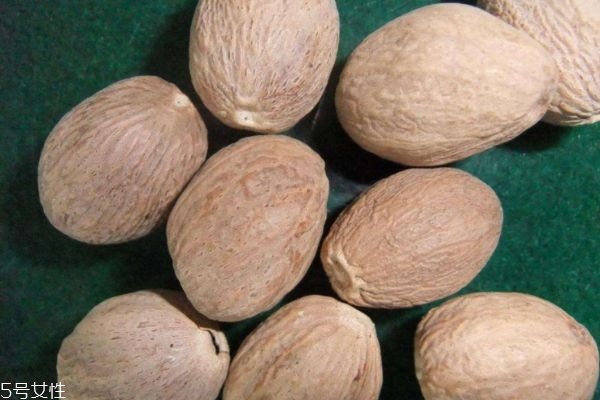 什么是肉豆蔻呢 肉豆蔻有什么營養(yǎng)價值呢 什么是肉豆蔻呢 肉豆蔻有什么營養(yǎng)價值呢