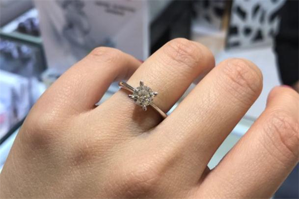 enzo和周生生哪個(gè)好 enzo和周生生品牌對比