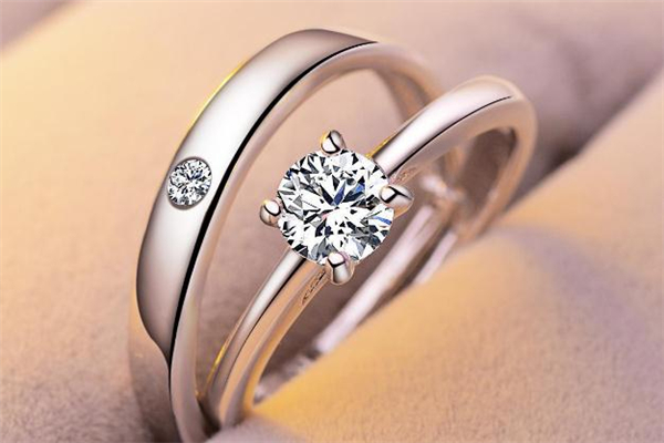 鉆戒群鑲好還是單獨一顆好 群鑲鉆戒為什么價格比較低 鉆戒群鑲好還是單獨一顆好 群鑲鉆戒為什么價格比較低