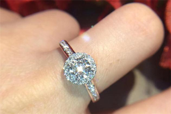 鉆戒群鑲好還是單獨一顆好 群鑲鉆戒為什么價格比較低 鉆戒群鑲好還是單獨一顆好 群鑲鉆戒為什么價格比較低
