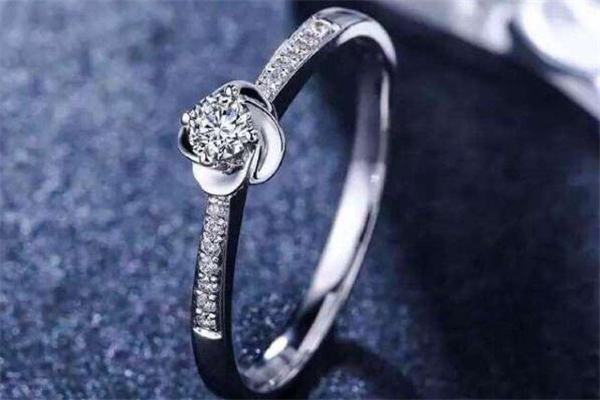 鉆戒群鑲好還是單獨一顆好 群鑲鉆戒為什么價格比較低 鉆戒群鑲好還是單獨一顆好 群鑲鉆戒為什么價格比較低
