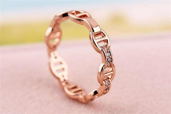 戴金色尾戒會破財嗎 尾戒不能戴金色嗎 戴金色尾戒會破財嗎 尾戒不能戴金色嗎