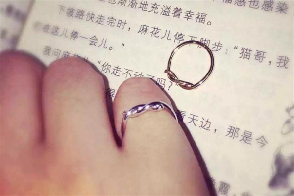 戴金色尾戒會破財嗎 尾戒不能戴金色嗎 戴金色尾戒會破財嗎 尾戒不能戴金色嗎