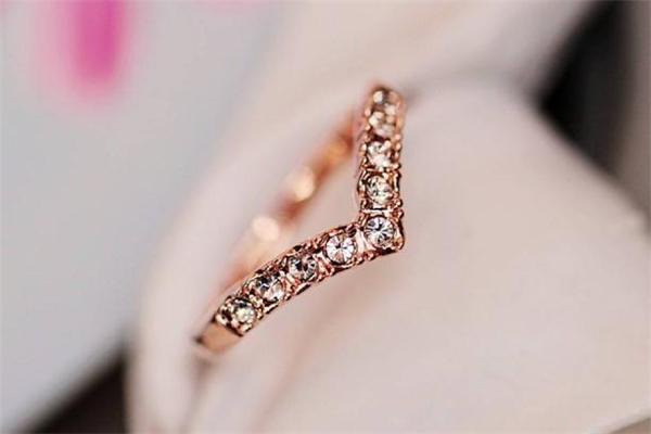 戴金色尾戒會破財嗎 尾戒不能戴金色嗎 戴金色尾戒會破財嗎 尾戒不能戴金色嗎