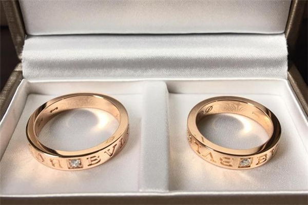 對戒什么時(shí)候開始戴 對戒是領(lǐng)證戴還是辦了婚禮戴