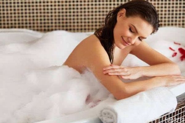 秋季腿上為什么會起皮呢 秋季如何護理身上的肌膚呢 秋季腿上為什么會起皮呢 秋季如何護理身上的肌膚呢