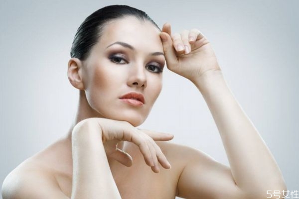 秋季腿上為什么會起皮呢 秋季如何護理身上的肌膚呢 秋季腿上為什么會起皮呢 秋季如何護理身上的肌膚呢