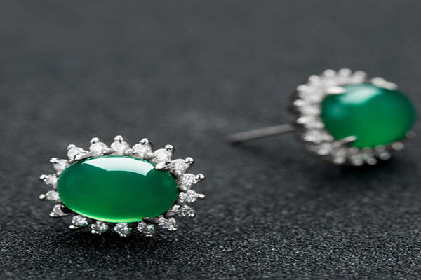 綠玉髓耳環(huán)怎么鑒別 綠玉髓耳環(huán)怎么選購 綠玉髓耳環(huán)怎么鑒別 綠玉髓耳環(huán)怎么選購
