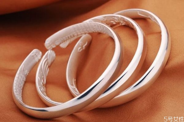 銀飾變黑是因為身體原因嗎 銀變黑有什么要注意的嗎 銀飾變黑是因為身體原因嗎 銀變黑有什么要注意的嗎