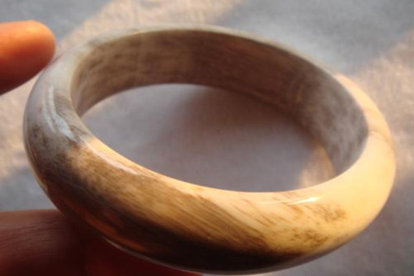 樹化玉手鐲多少錢 樹化玉手鐲價(jià)格受什么影響