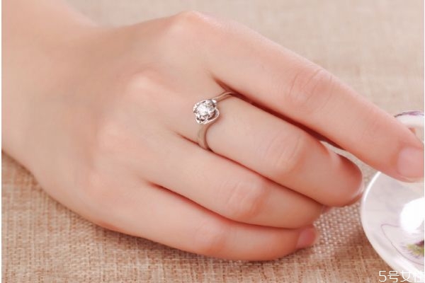 鉑金和白金有什么區(qū)別呢 鉑金的價格貴嗎 鉑金和白金有什么區(qū)別呢 鉑金的價格貴嗎