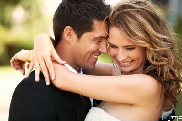 如何真誠(chéng)的贊美夸獎(jiǎng)女生 贊美女人的話(huà)怎么說(shuō)才真誠(chéng)