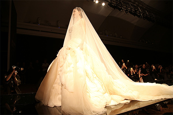 肩寬適合穿什么婚紗 如何根據體型挑選婚紗