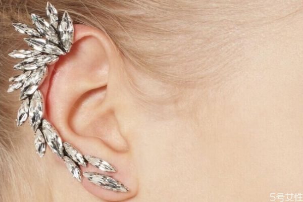 耳夾長期帶有什么危害嗎 如何正確戴耳夾呢 耳夾長期帶有什么危害嗎 如何正確戴耳夾呢