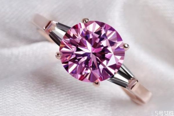 粉色鉆石有什么作用呢 粉色鉆石市場(chǎng)價(jià)格是怎么樣的呢 粉色鉆石有什么作用呢 粉色鉆石市場(chǎng)價(jià)格是怎么樣的呢