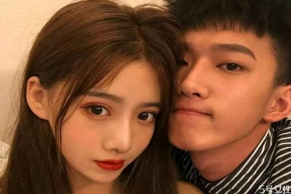 喜歡一個人如何暗示 女生談戀愛要點(diǎn)小伎倆